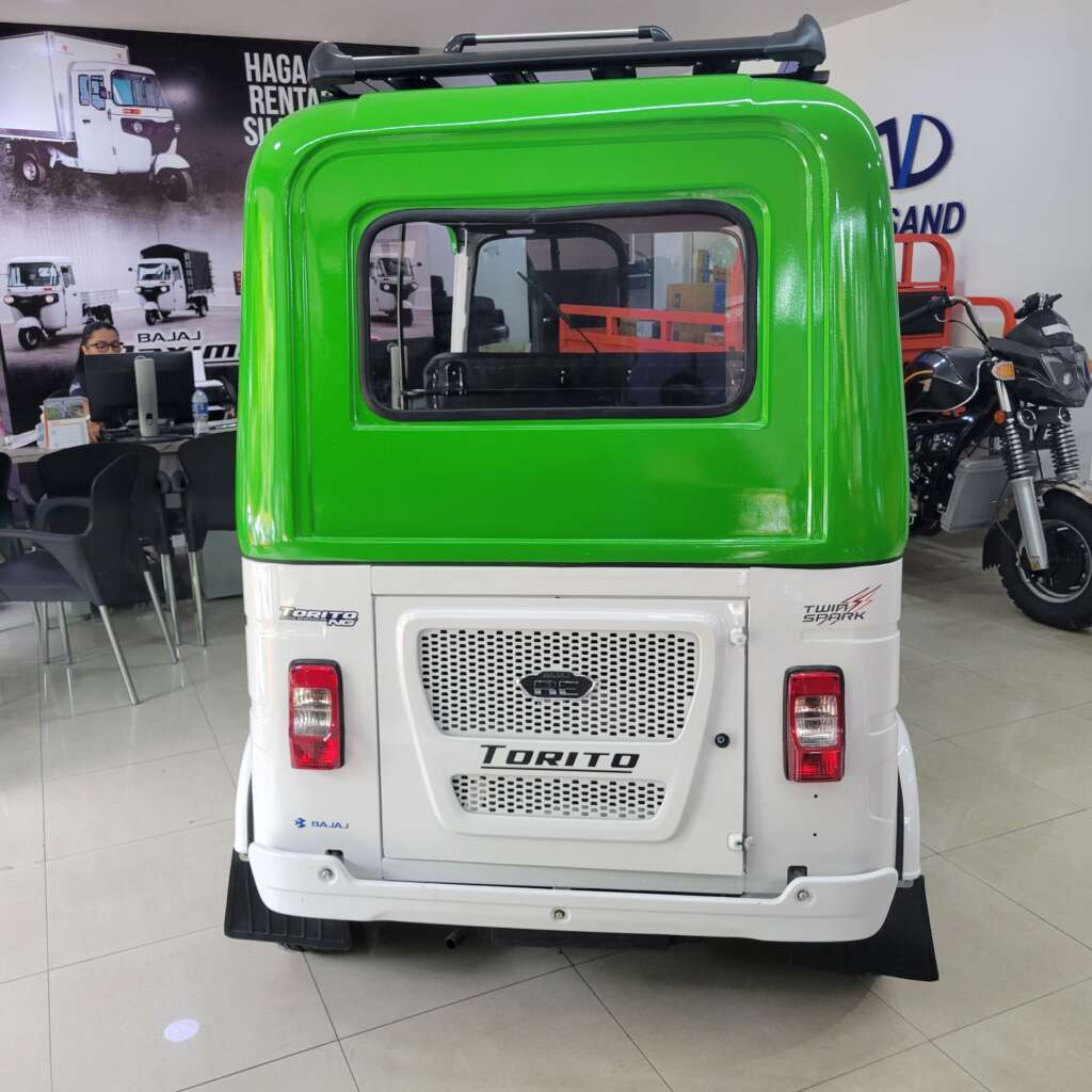 Vista trasera del Bajaj Torito Cabinado con estructura en fibra de vidrio.