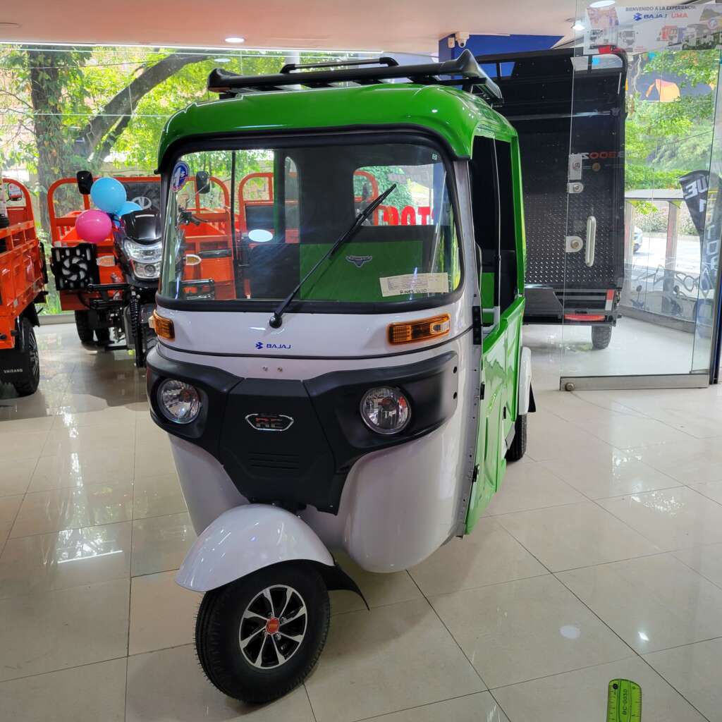 Vista frontal del Bajaj Torito Cabinado con estructura en fibra de vidrio.
