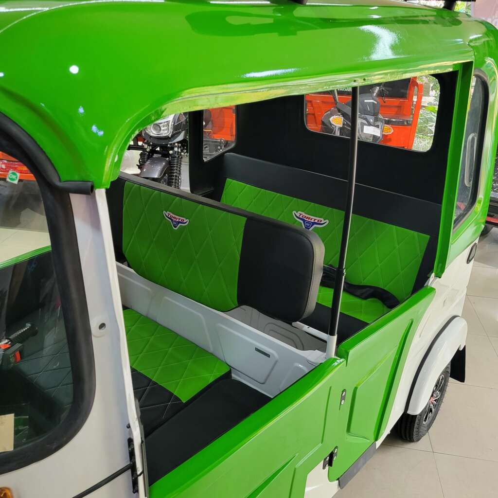 Vista interior del Bajaj Torito Cabinado con asientos personalizados