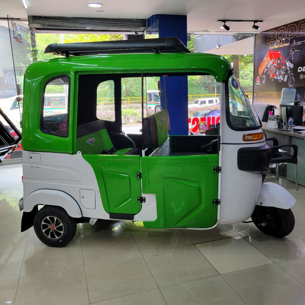 Vista lateral del Bajaj Torito Cabinado con estructura en fibra de vidrio.