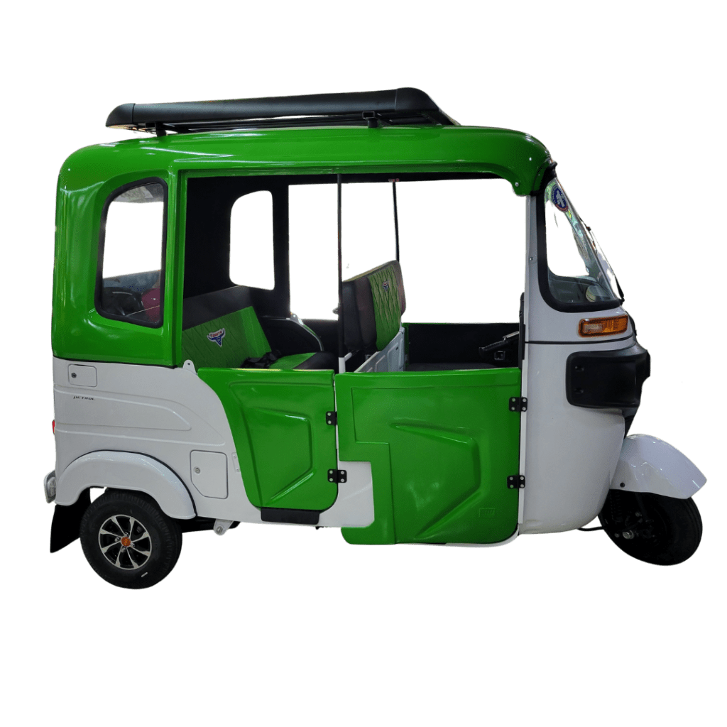 Bajaj Torito Cabinado sin fondo con estructura en fibra de vidrio.