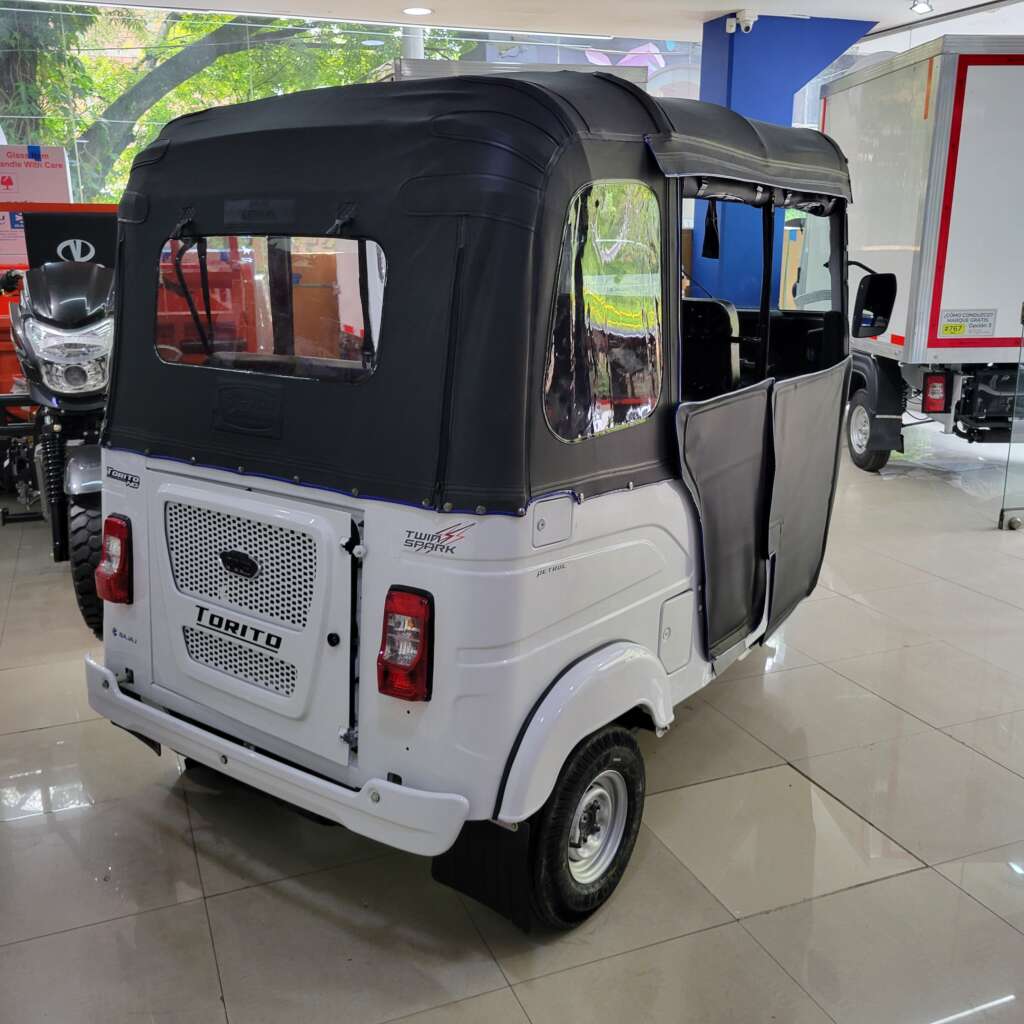 Vista trasera del Bajaj Torito Carpa Lujo con carpa azul.