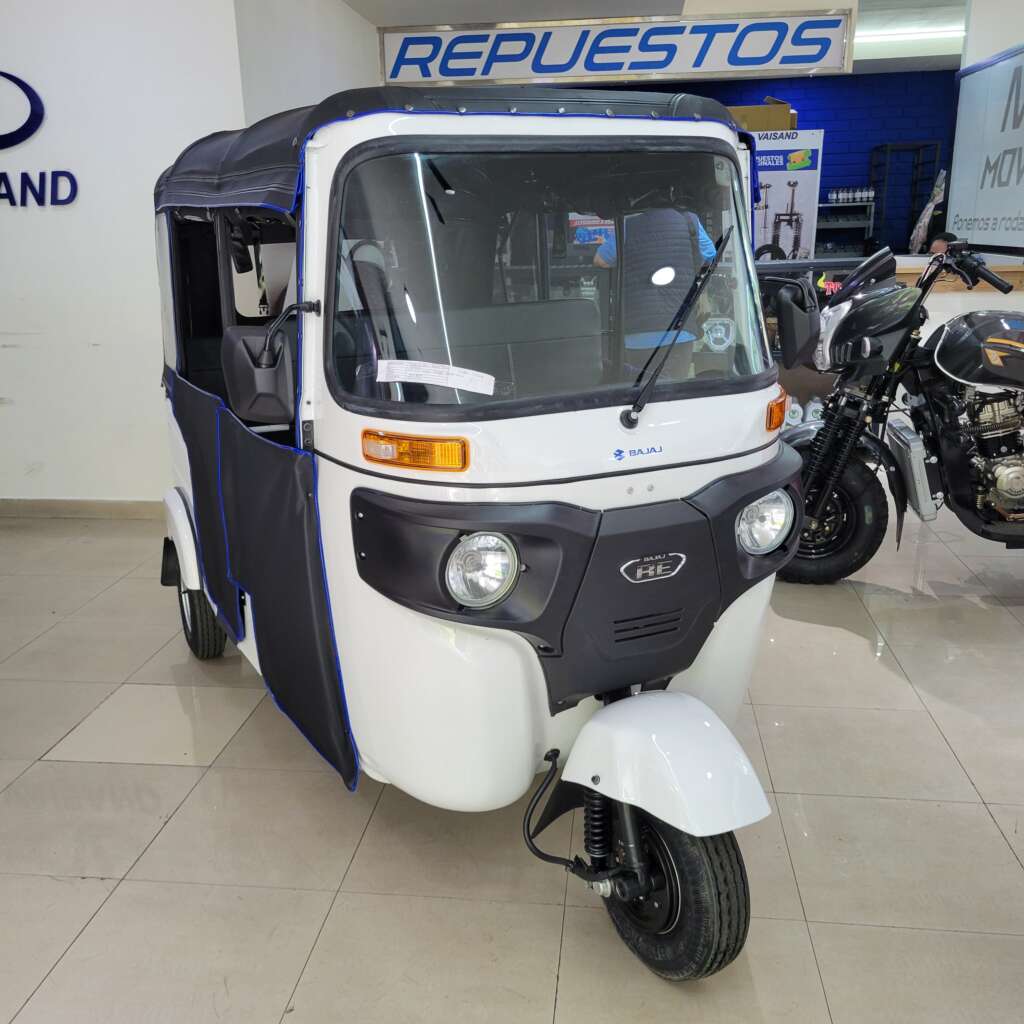 Vista frontal del Bajaj Torito Carpa Lujo con carpa azul.