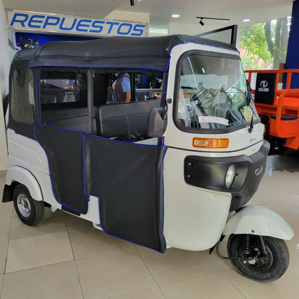 Vista lateral del Bajaj Torito Carpa Lujo con carpa azul.