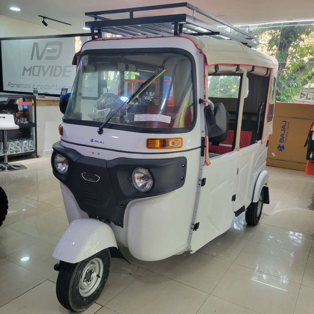Frente del Bajaj Torito Utilitario con personalización en carpa y asientos.
