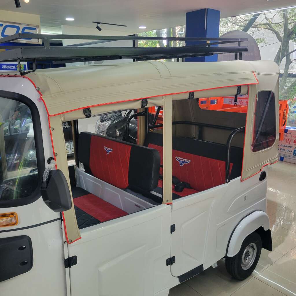 Vista lateral del Bajaj Torito Utilitario con personalización en carpa y asientos.
